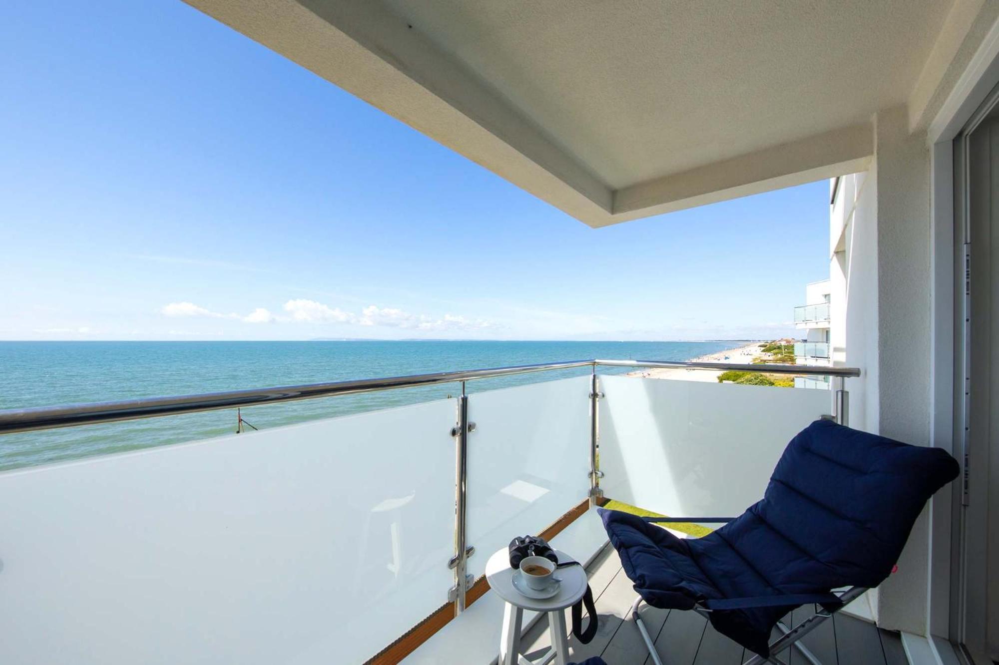High-End Beachfront Getaway Sea View King Bed East Wittering Buitenkant foto